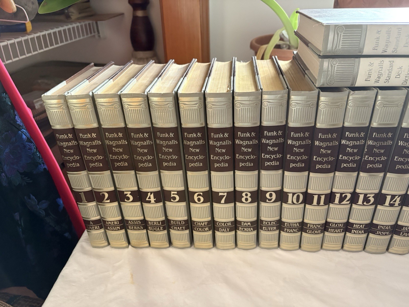 Funk and Wagnalls New Encyclopedia 1980s Complete Set Vol 1-29 & Dictionary 1&2