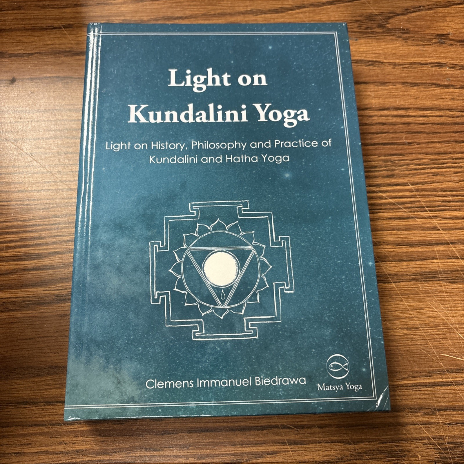 Light on History, Philosophy and Practice of Kundalini and Hatha Yoga Biedrawa