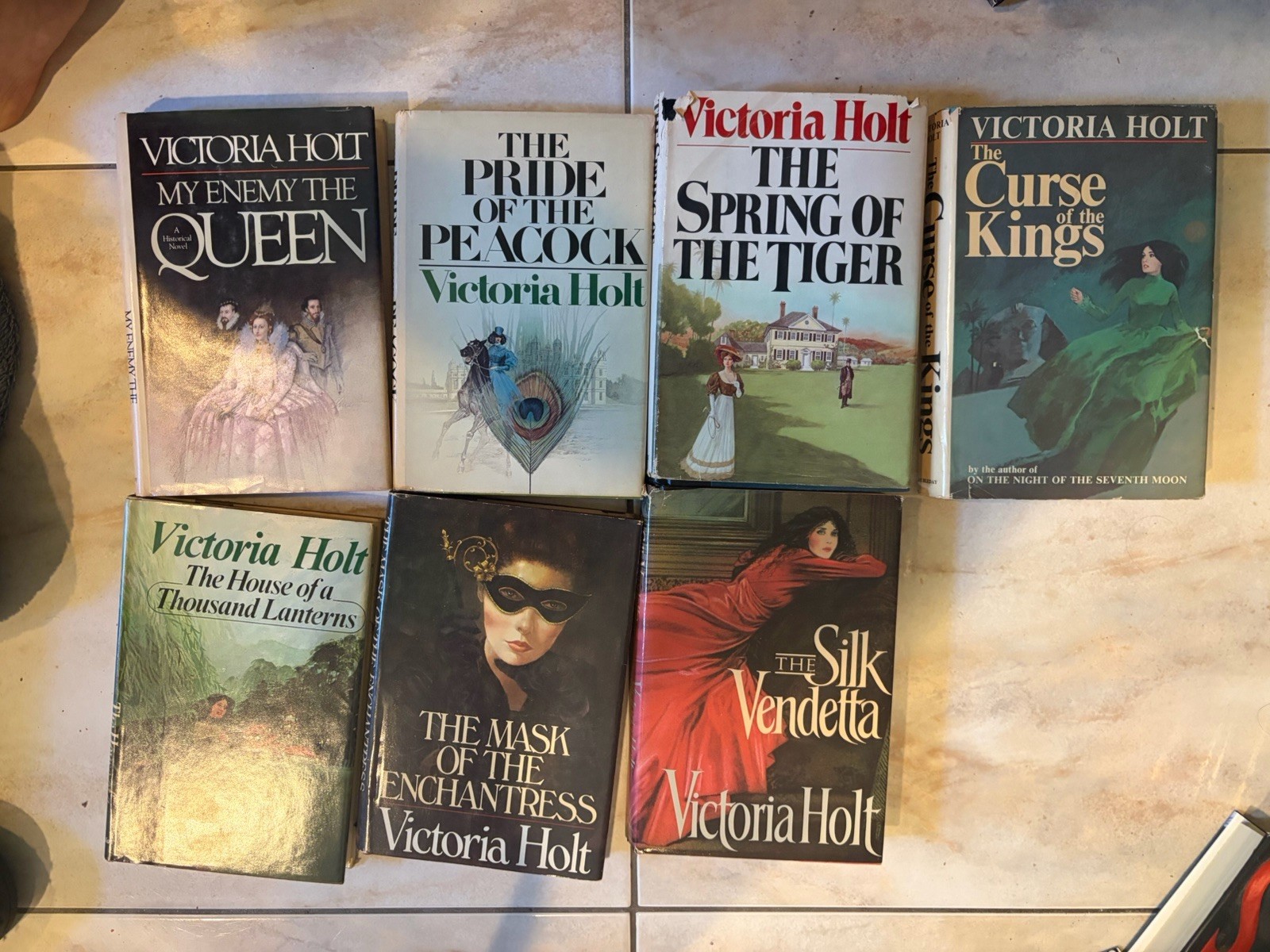 Lot 9 Victoria Holt Romance Mystery HCDJ