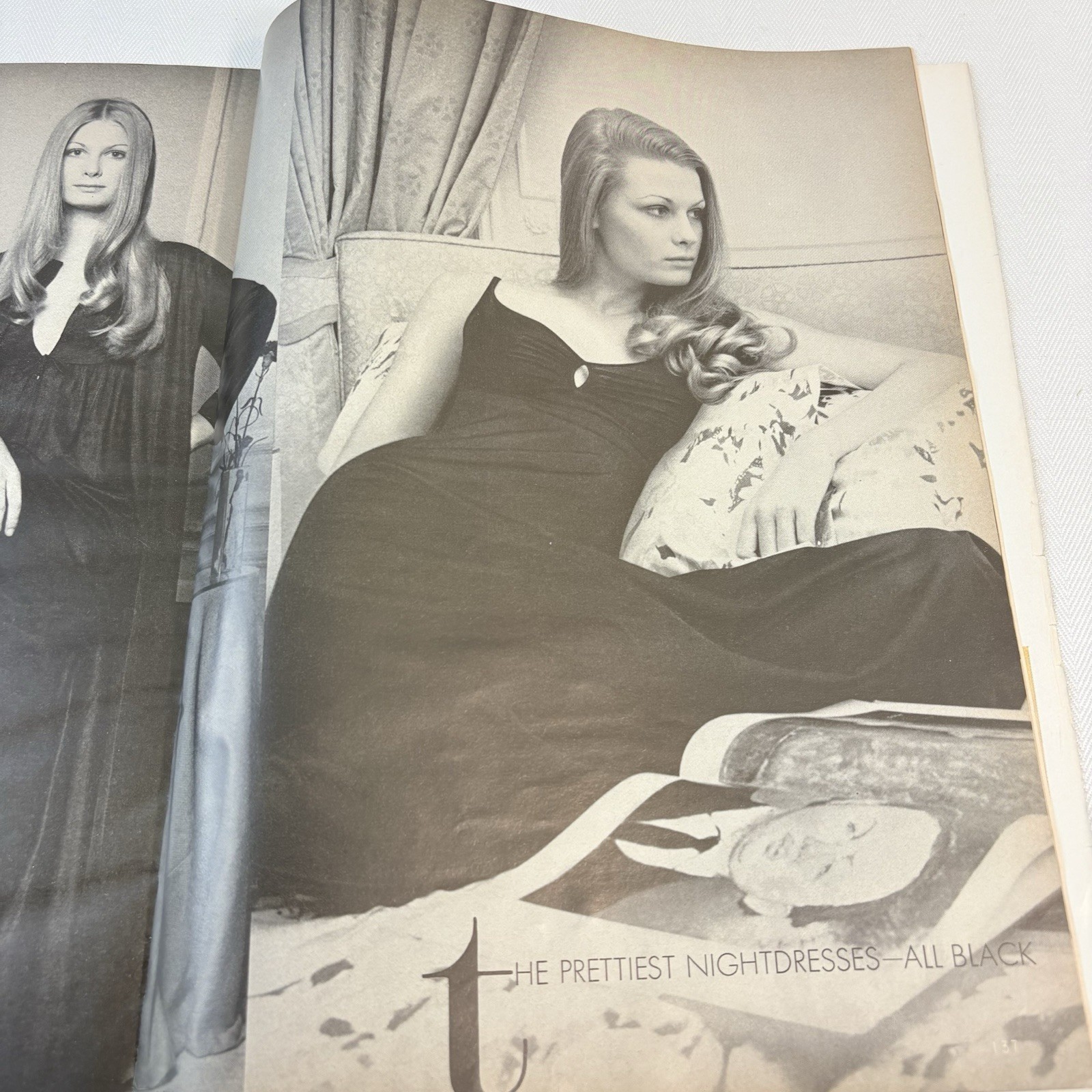 Vogue Magazine November 15, 1971 Patricia Dow Vintage 144 pages de la Renta