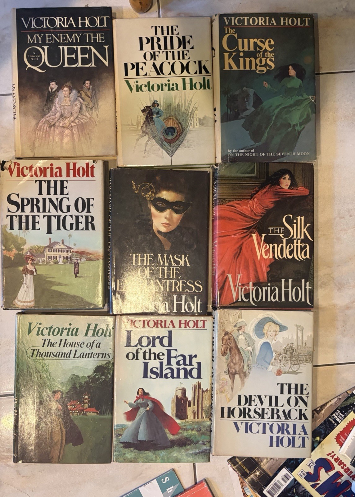Lot 9 Victoria Holt Romance Mystery HCDJ