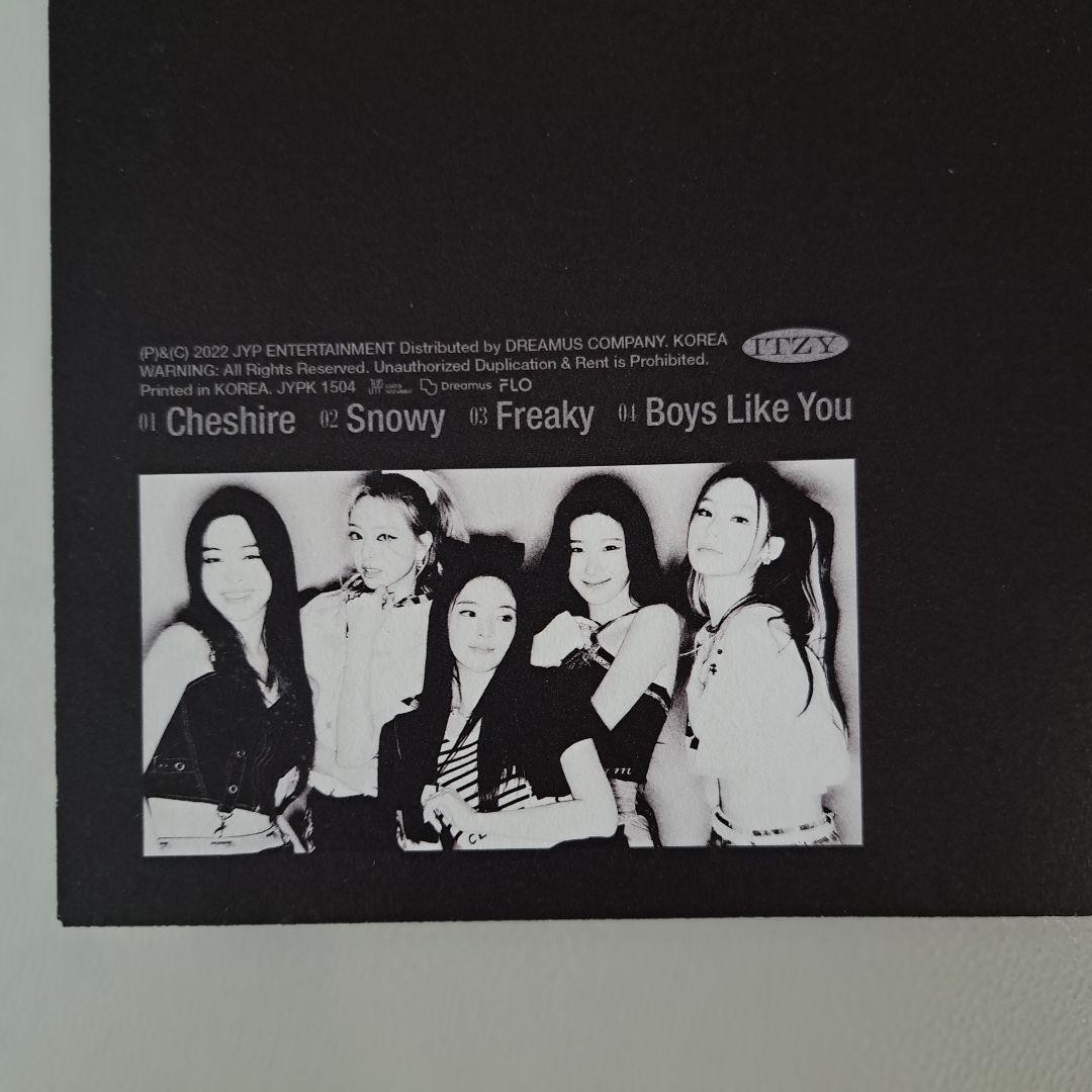 ITZY Photobook CHESHIRE 24 Pages 7.1in KPop Yeji Lia Ryujin Chaeryong Yuna