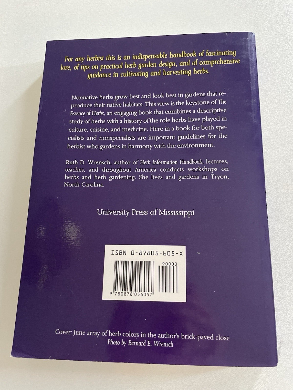 The Essence of Herbs/paperback/very good condition/299 pages