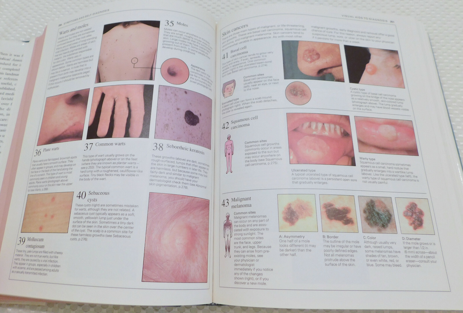 The American Medical Association Family Medical Guide 880 pages HC Dust Jacket
