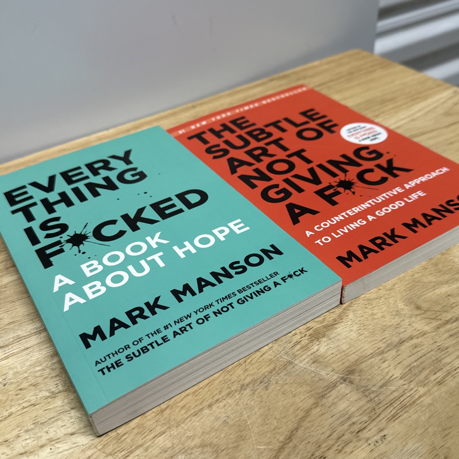Everything is Fucked and Subtle Art of Not Giving a Fuck (PAPERBACK) MARK MANSON
