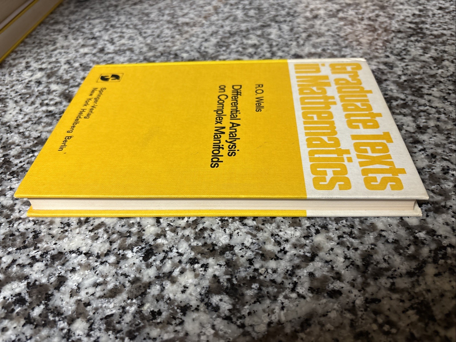 DIFFERENTIAL ANALYSIS ON COMPLEX MANIFOLDS First Edition HARDCOVER by R.O. Wells
