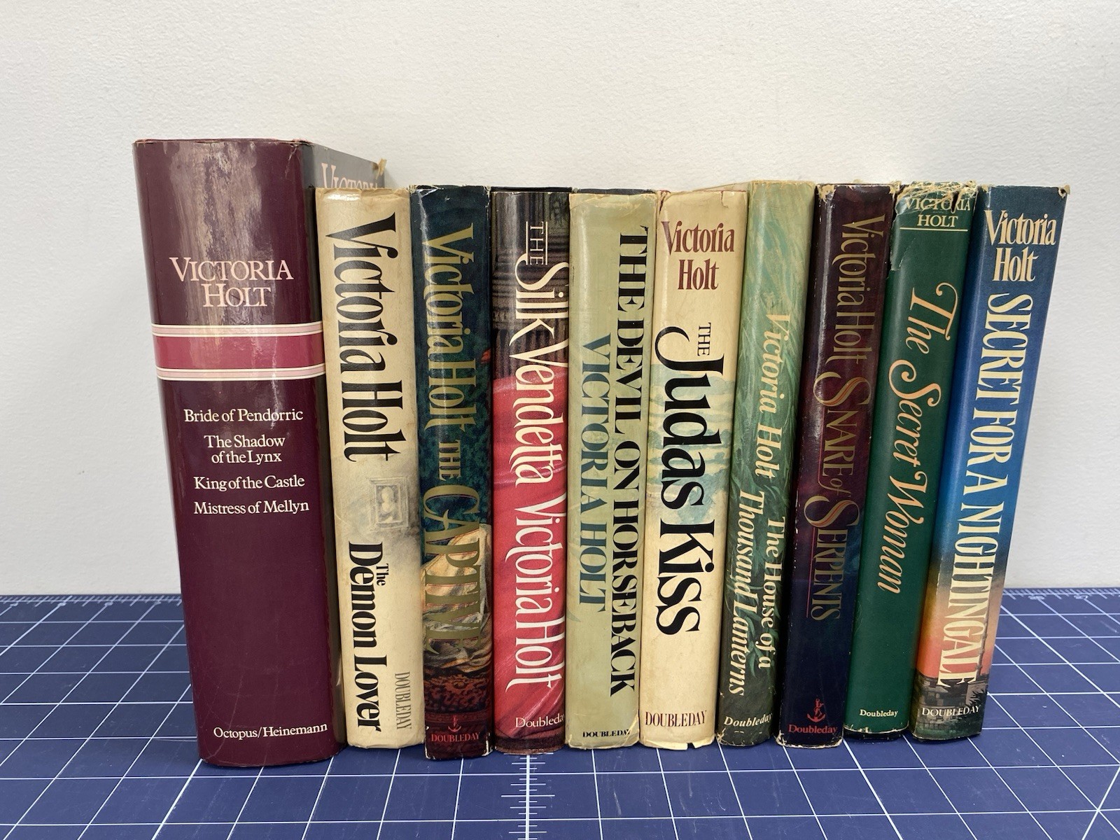 Victoria Holt Hardback Books – Lot of 10 Secret Woman Demon Lover Etc
