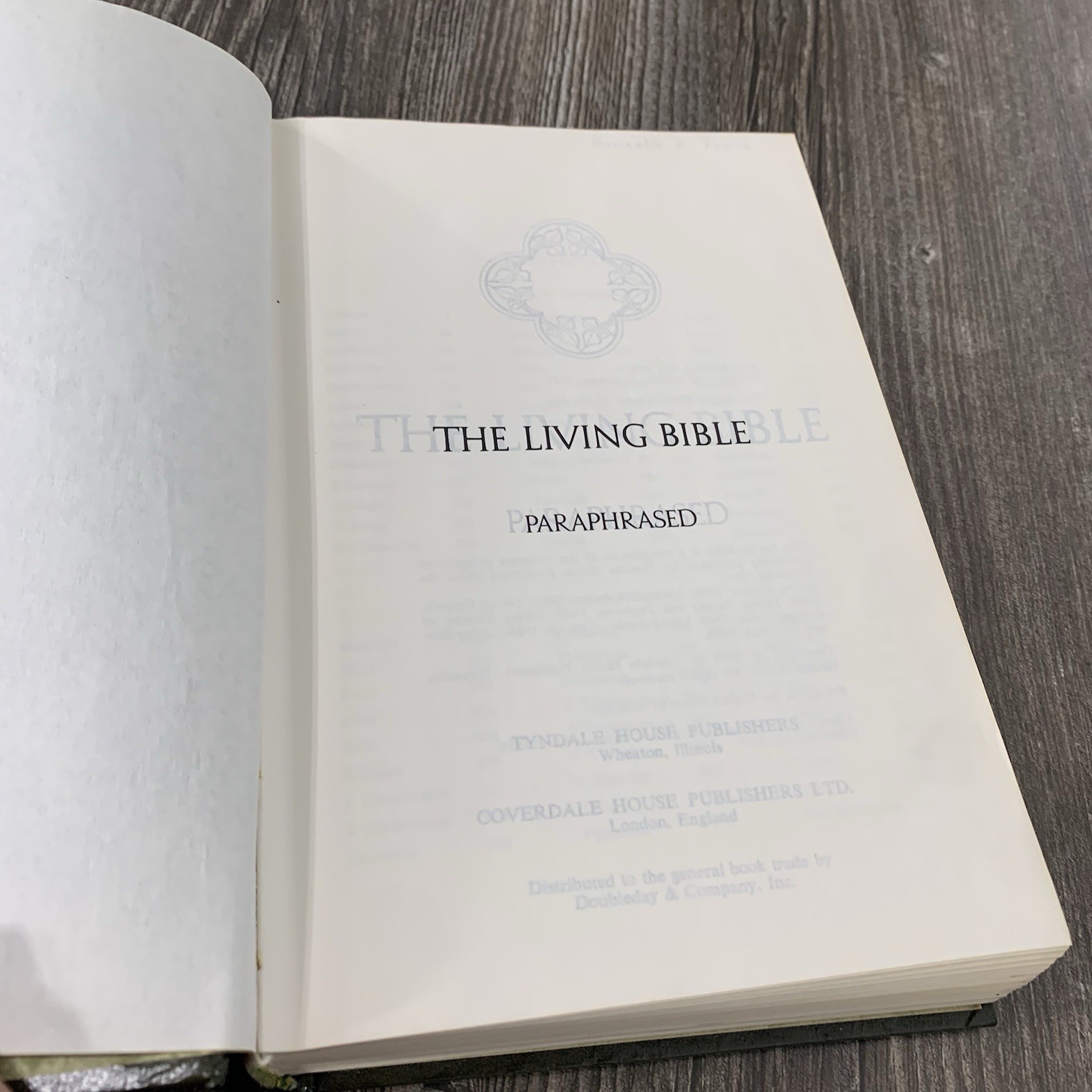 The Living Bible Paraphrased Green Padded Faux Leather 1973 Tyndale Hardcover