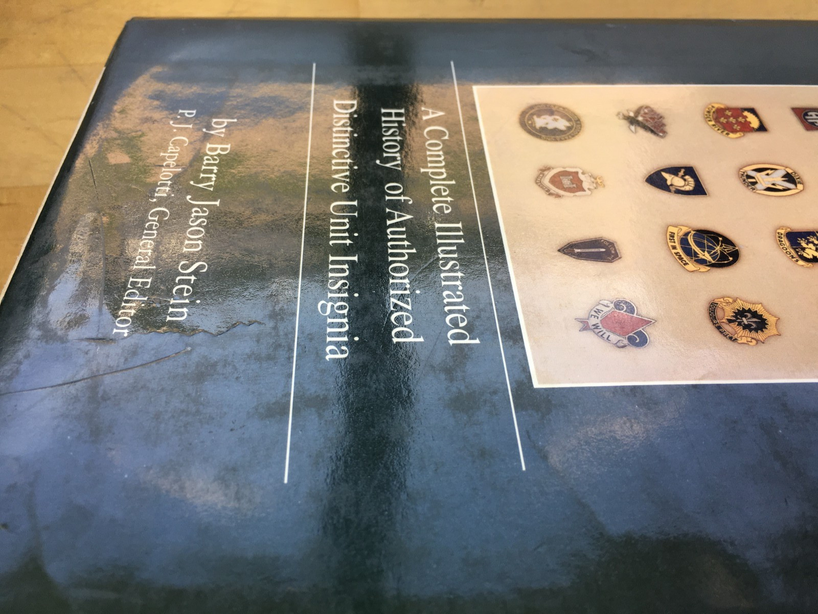 U.S. Army Heraldic Crests: A Complete Illustrated History of Authorized Dist….