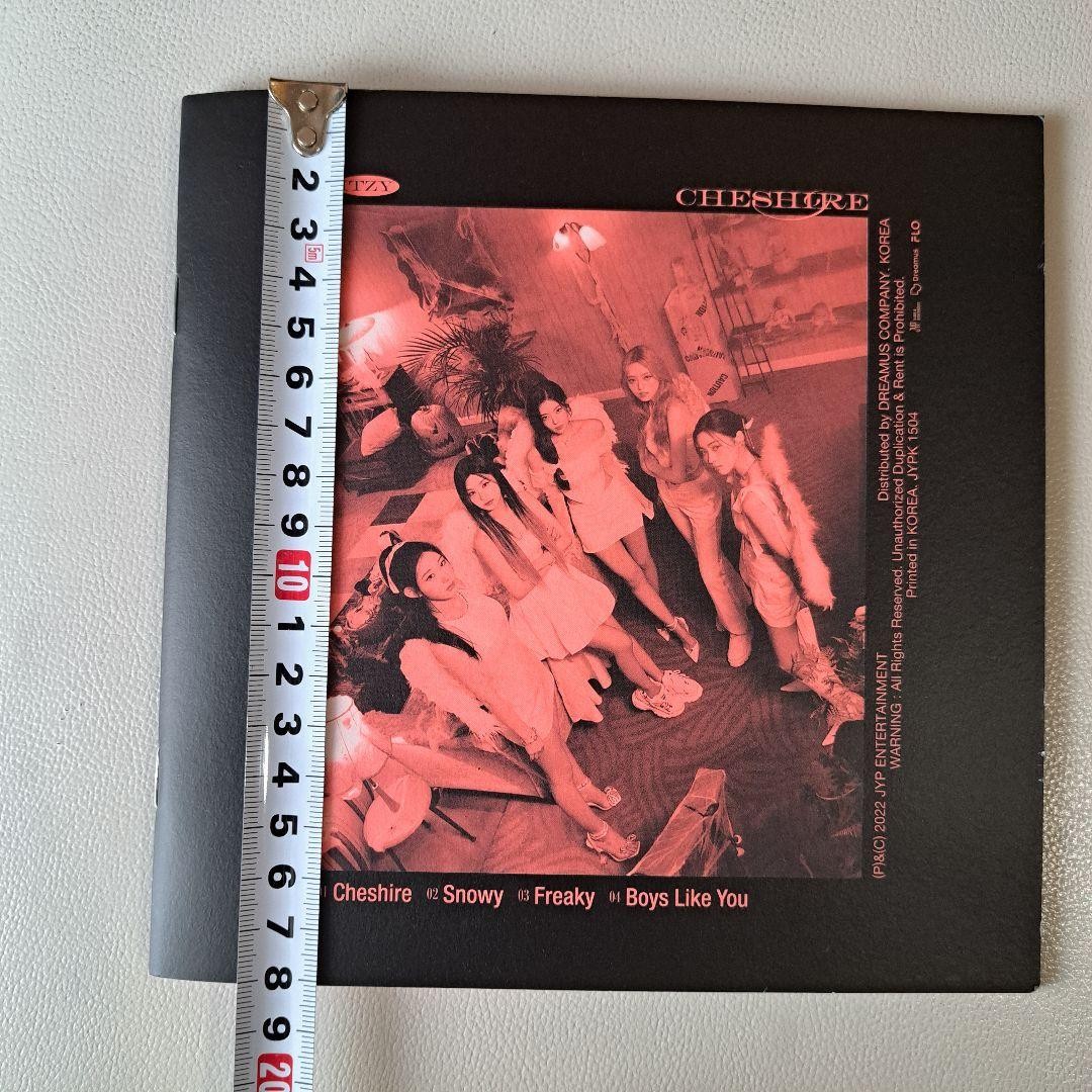 ITZY Photobook CHESHIRE 24 Pages 7.1in KPop Yeji Lia Ryujin Chaeryong Yuna