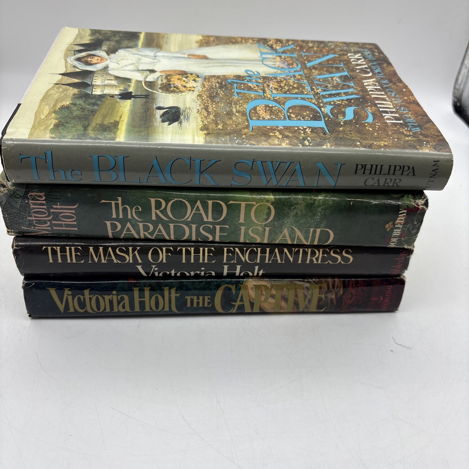 Lot of 4 Victoria Holt Hardcover Fawcett Crest 70s Romance Gothic Mystery