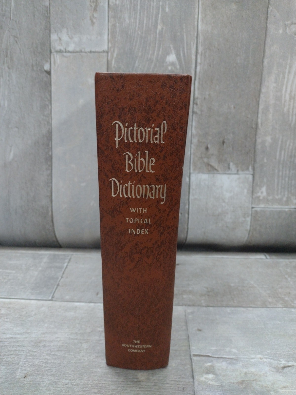 1973 book Pictorial BIBLE DICTIONARY 900+ pages w/ many b/w photos +color atlas