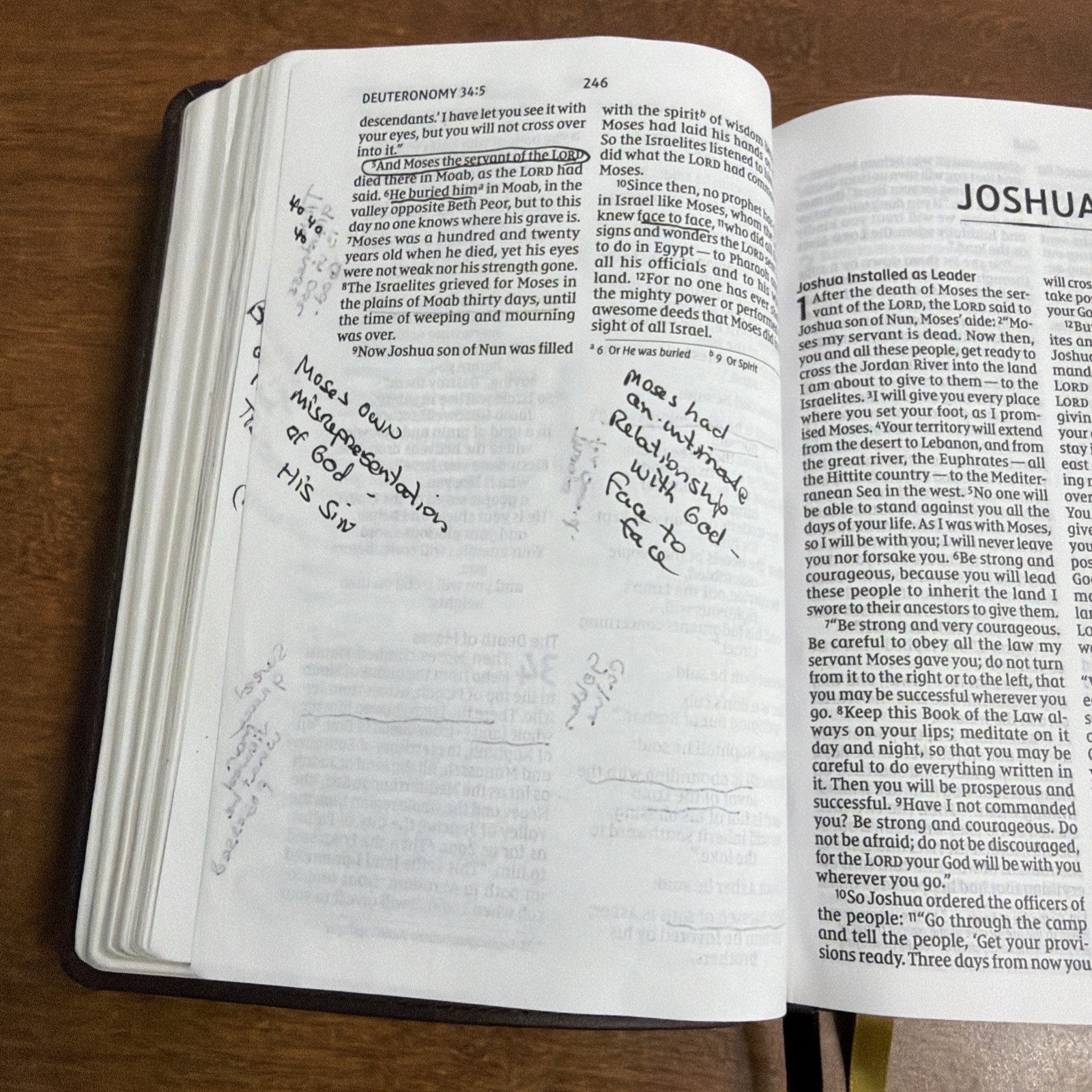 NIV Compact Bible Brown Leathersoft Red Letter 2022 Zondervan