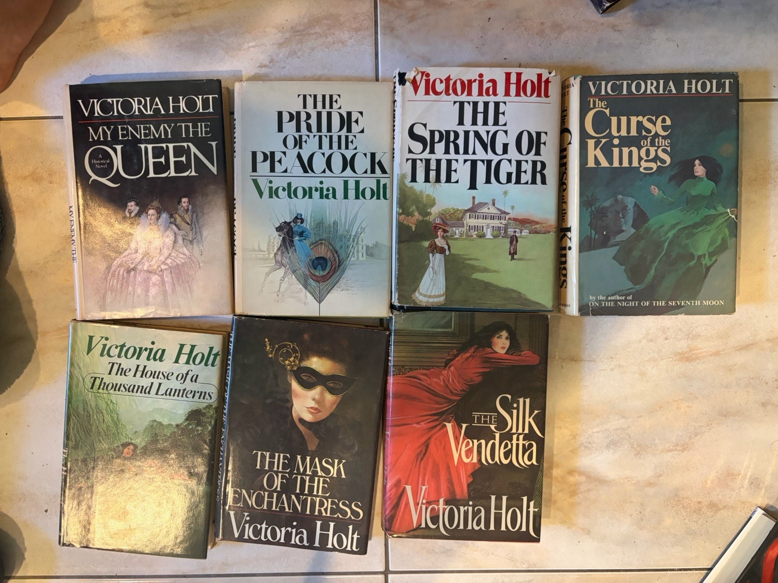 Lot 9 Victoria Holt Romance Mystery HCDJ