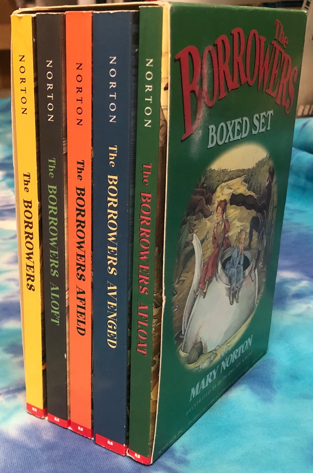 The Borrowers lot of 1-5 Book are in like New Condition. Slight box scuff. Nice.