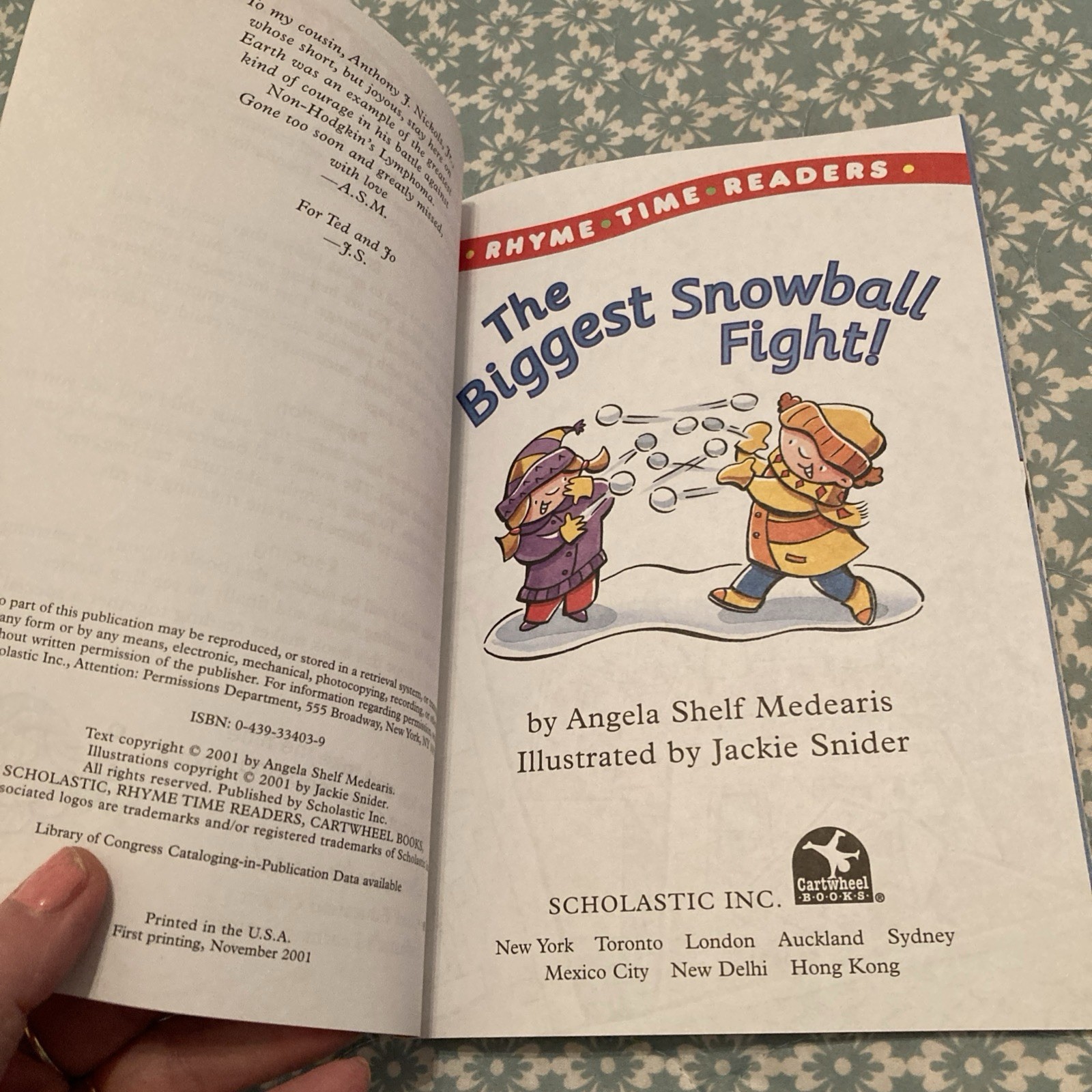 SCHOLASIC: The Biggest Snowball Fight! Angela Shelf Medearis… paperback book