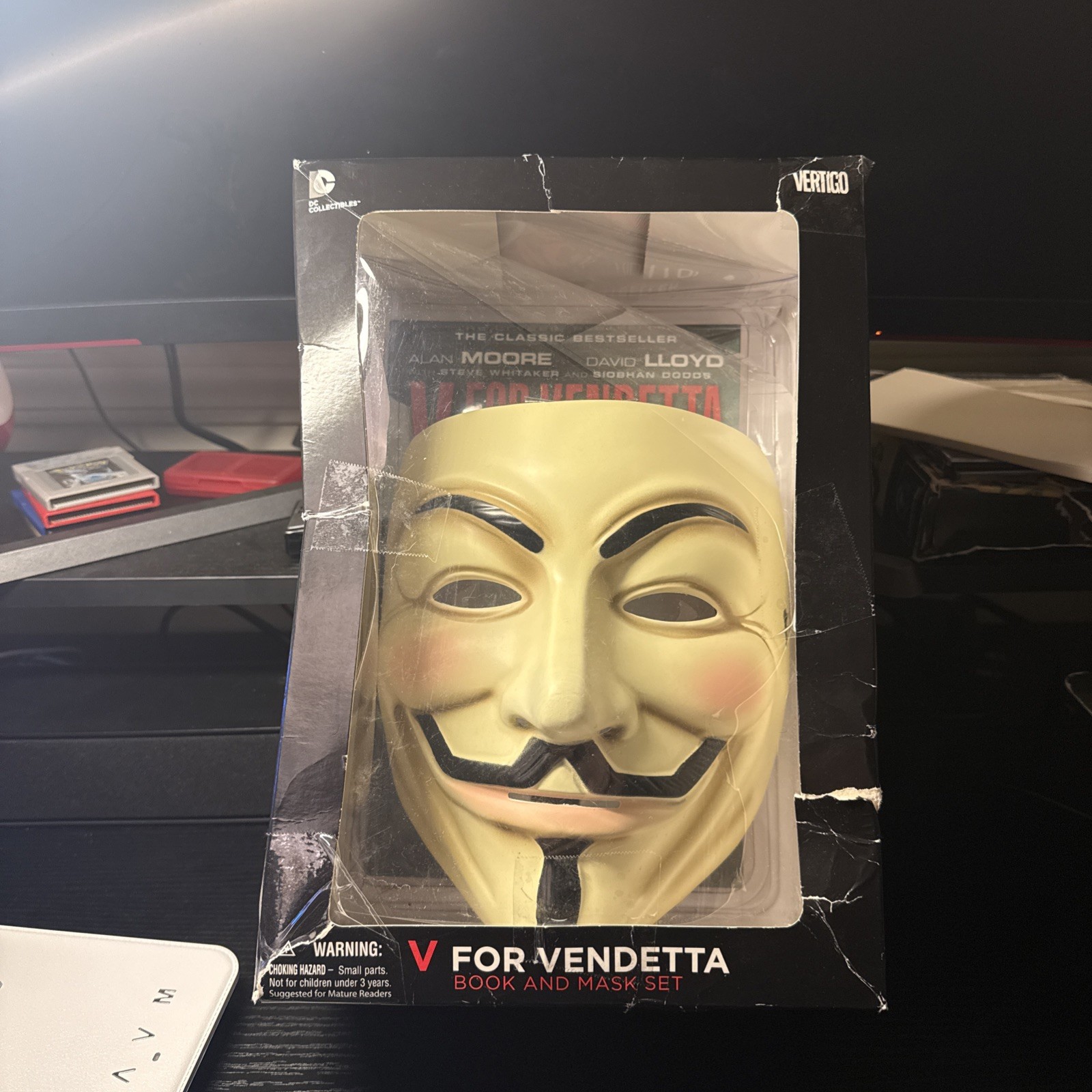 V for Vendetta Book And Mask Set Brand New, Damaged Box Only