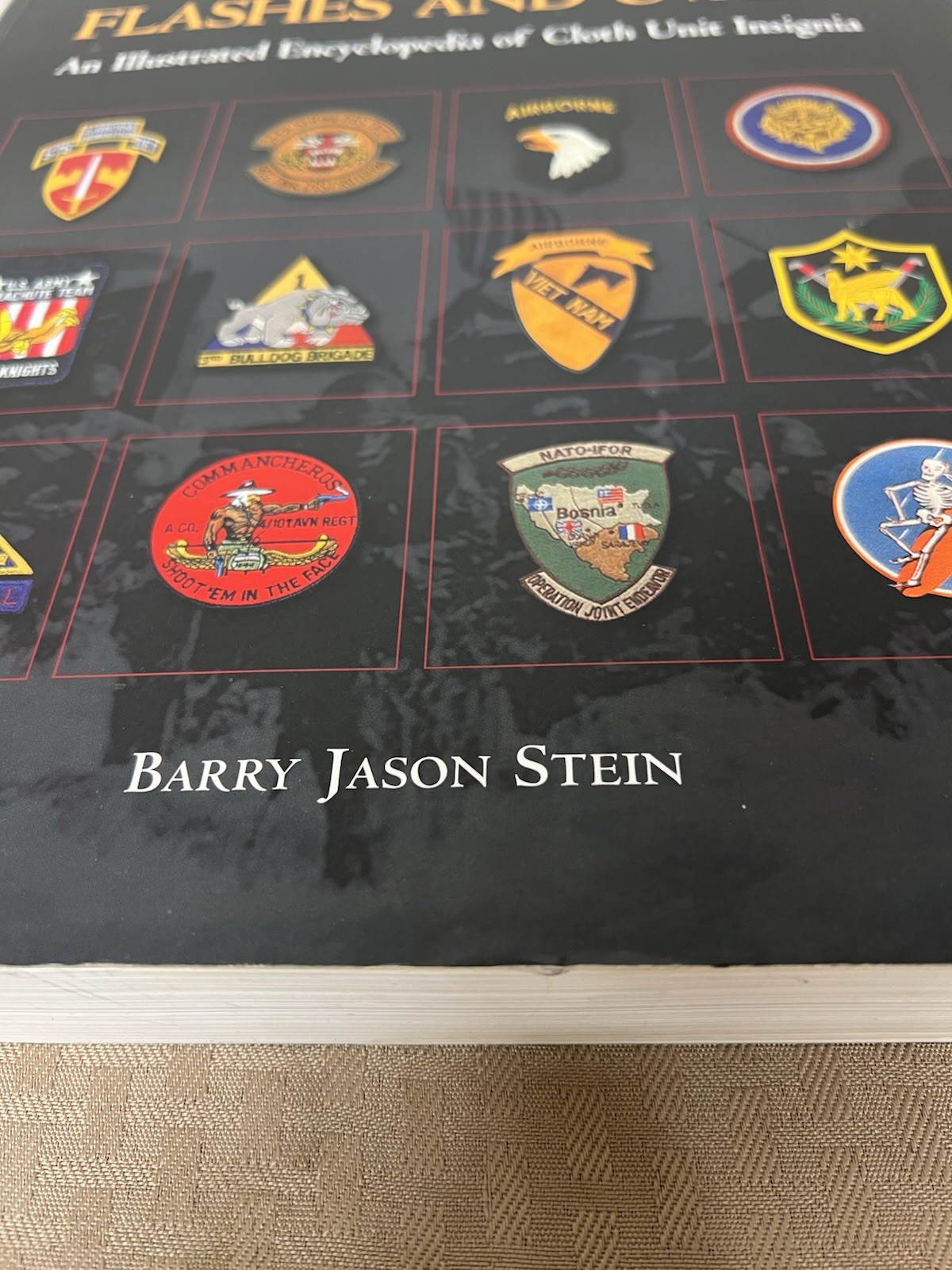 US Army Patches Flashes Ovals Encyclopedia Cloth Unit Insignia Book