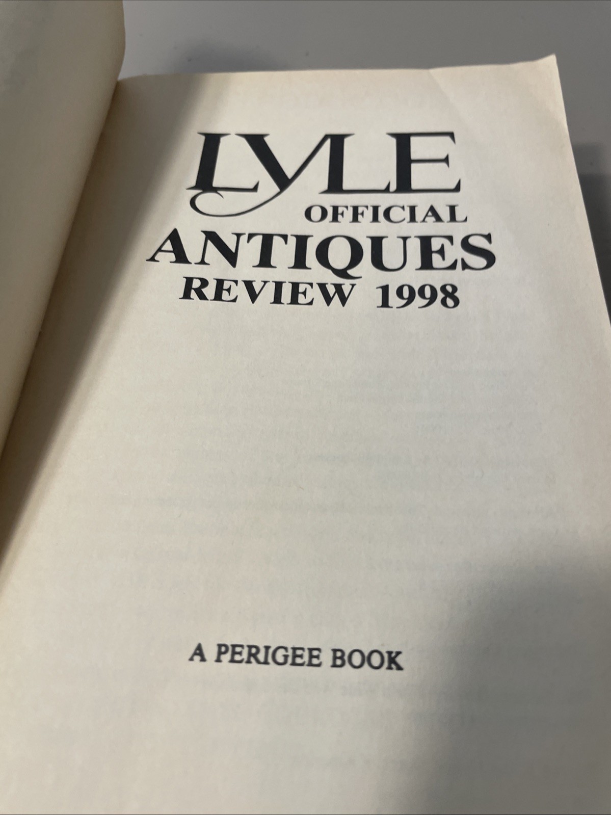 Lyle Official Antiques Review 1998, Paperback, 672 Pages