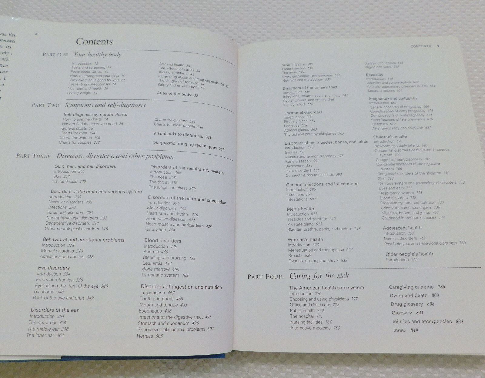 The American Medical Association Family Medical Guide 880 pages HC Dust Jacket