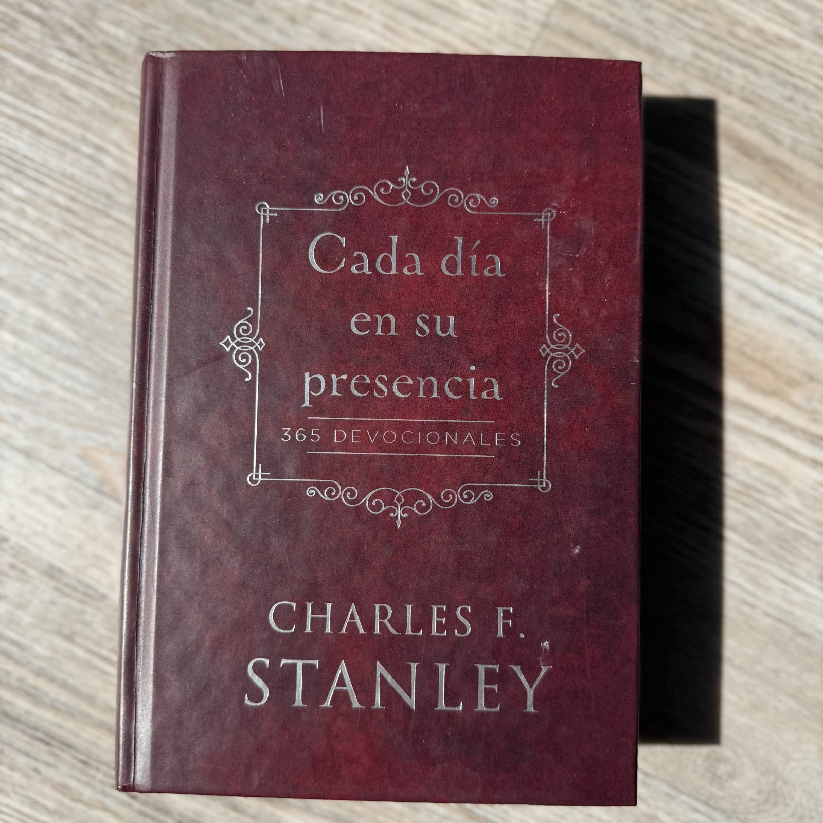 Cada Día en Su Presencia : 365 Devocionales by Charles F. Stanley (2016,…