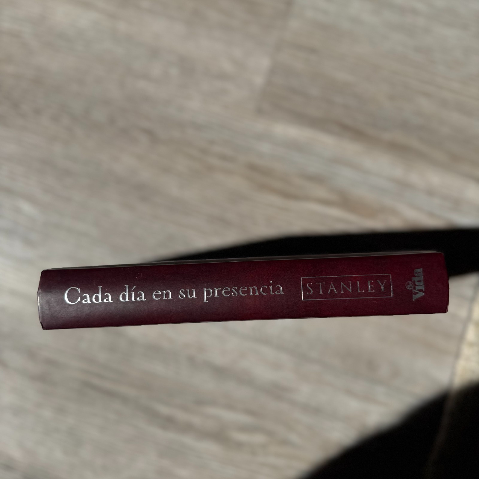 Cada Día en Su Presencia : 365 Devocionales by Charles F. Stanley (2016,…