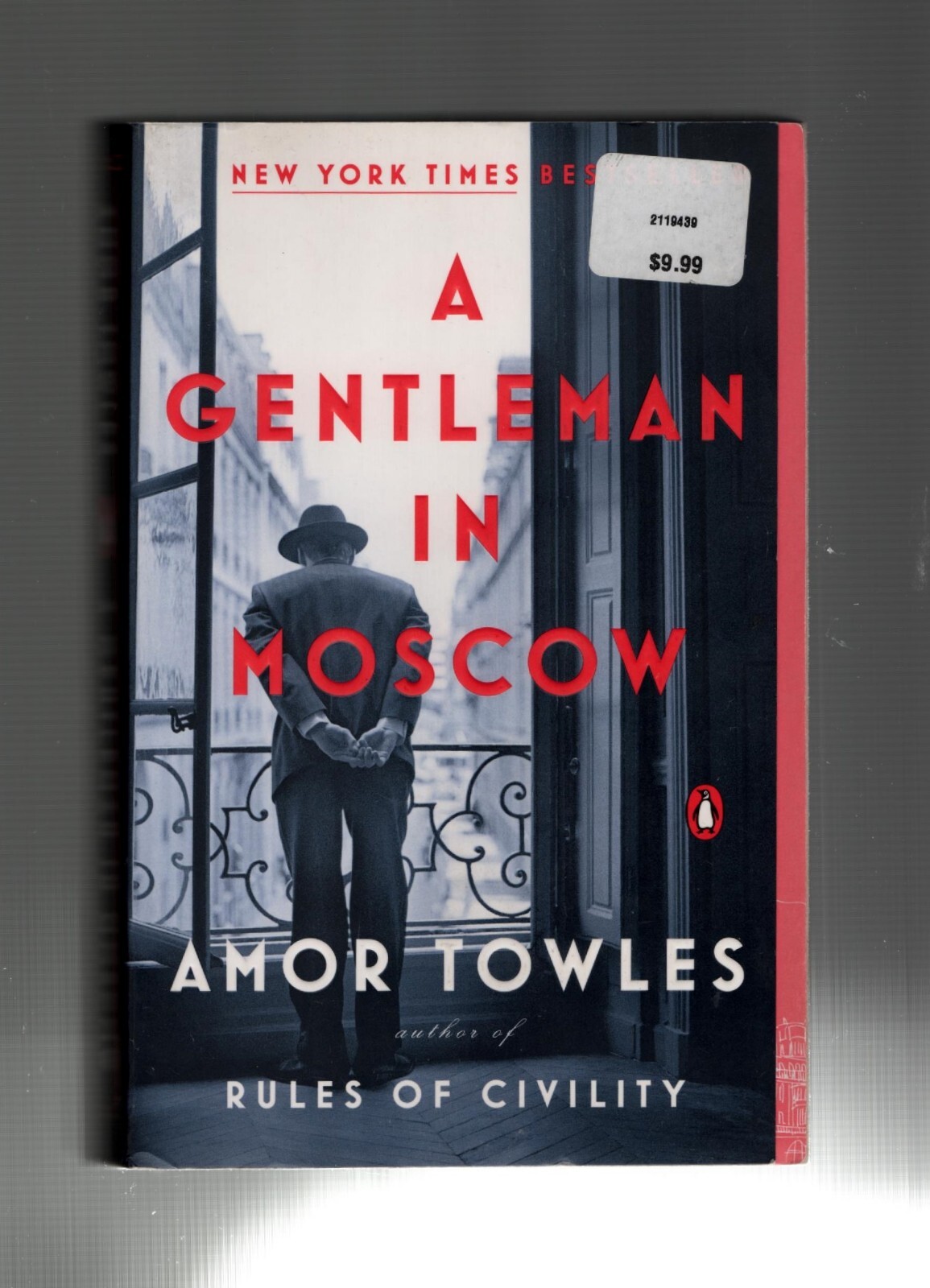 A GENTLEMAN IN MOSCOW by Amor Towles (2019 Trade Paperback)