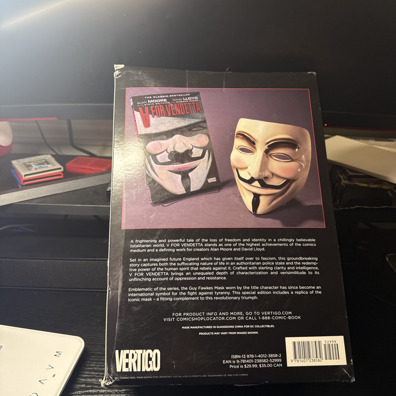 V for Vendetta Book And Mask Set Brand New, Damaged Box Only