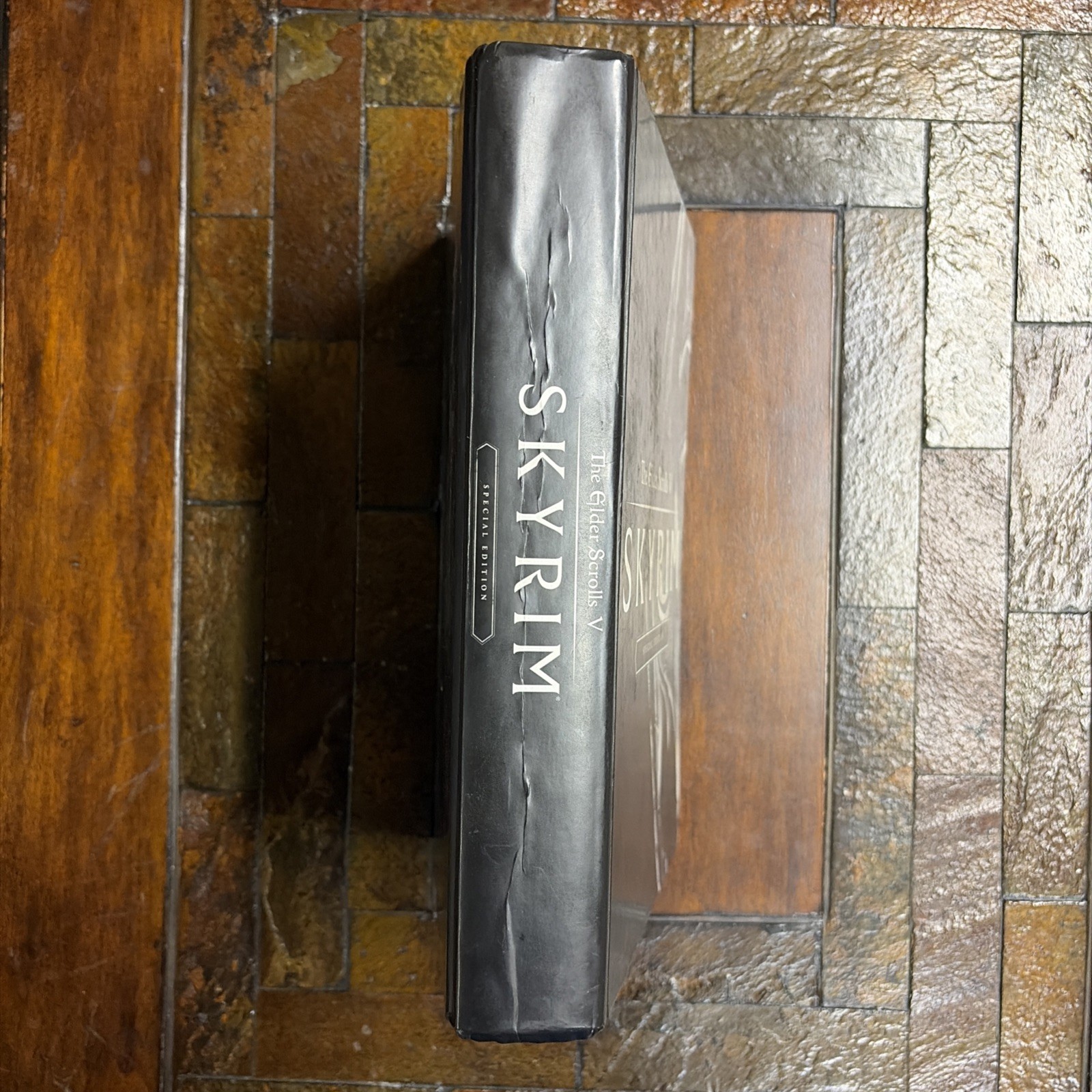 The Elder Scrolls V: Skyrim Special Edition Hardcover Strategy Guide