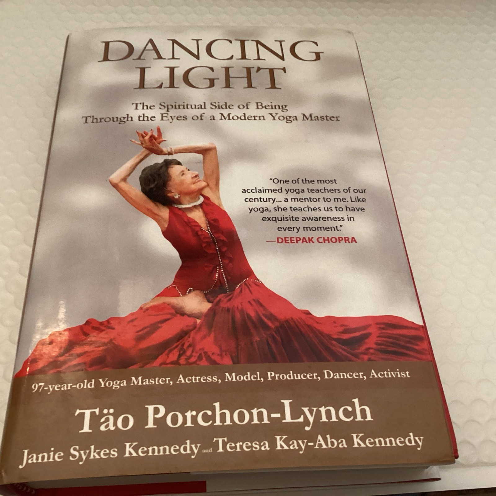 Dancing Light : The Spiritual Side of Being Through the Eyes of a Modern Yoga Ma