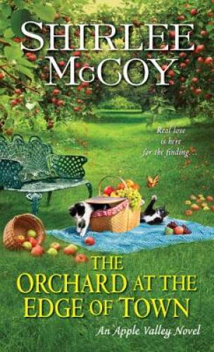 The Orchard at the Edge of Town (An Apple Valley Novel) By McCoy, Shirlee – GOOD