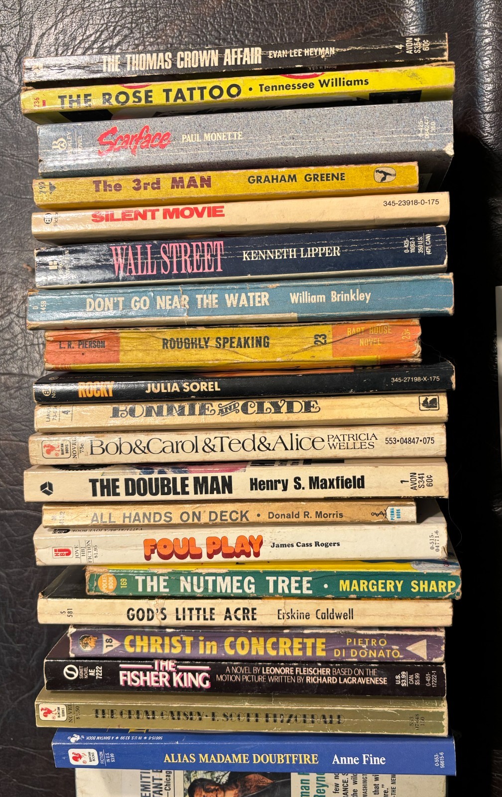 Lot 9 – 20 movie tie-in paperbacks average VG 1930s – 2000s film editions