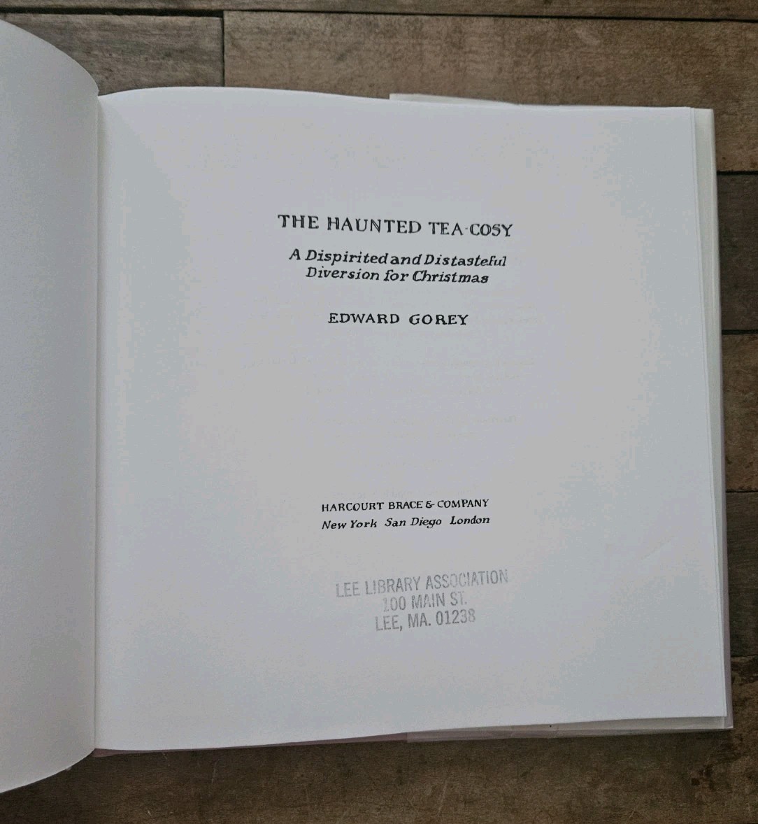 1997. 1st Edition Edward Gorey : The Hauned Tea-Cosy | ILLUST HCDJ In Clear Wrap