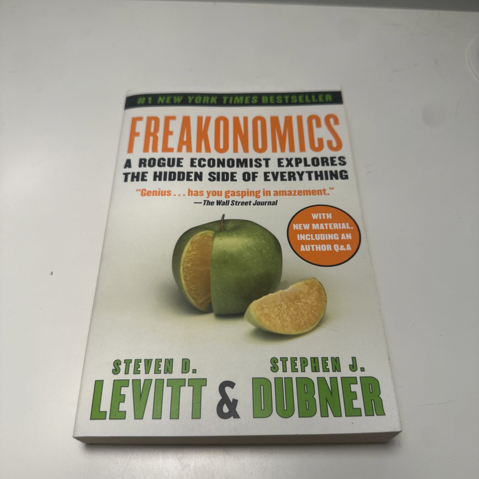 Freakonomics – Paperback, by Steven D. Levitt; Stephen J. Dubner – VERY GOOD