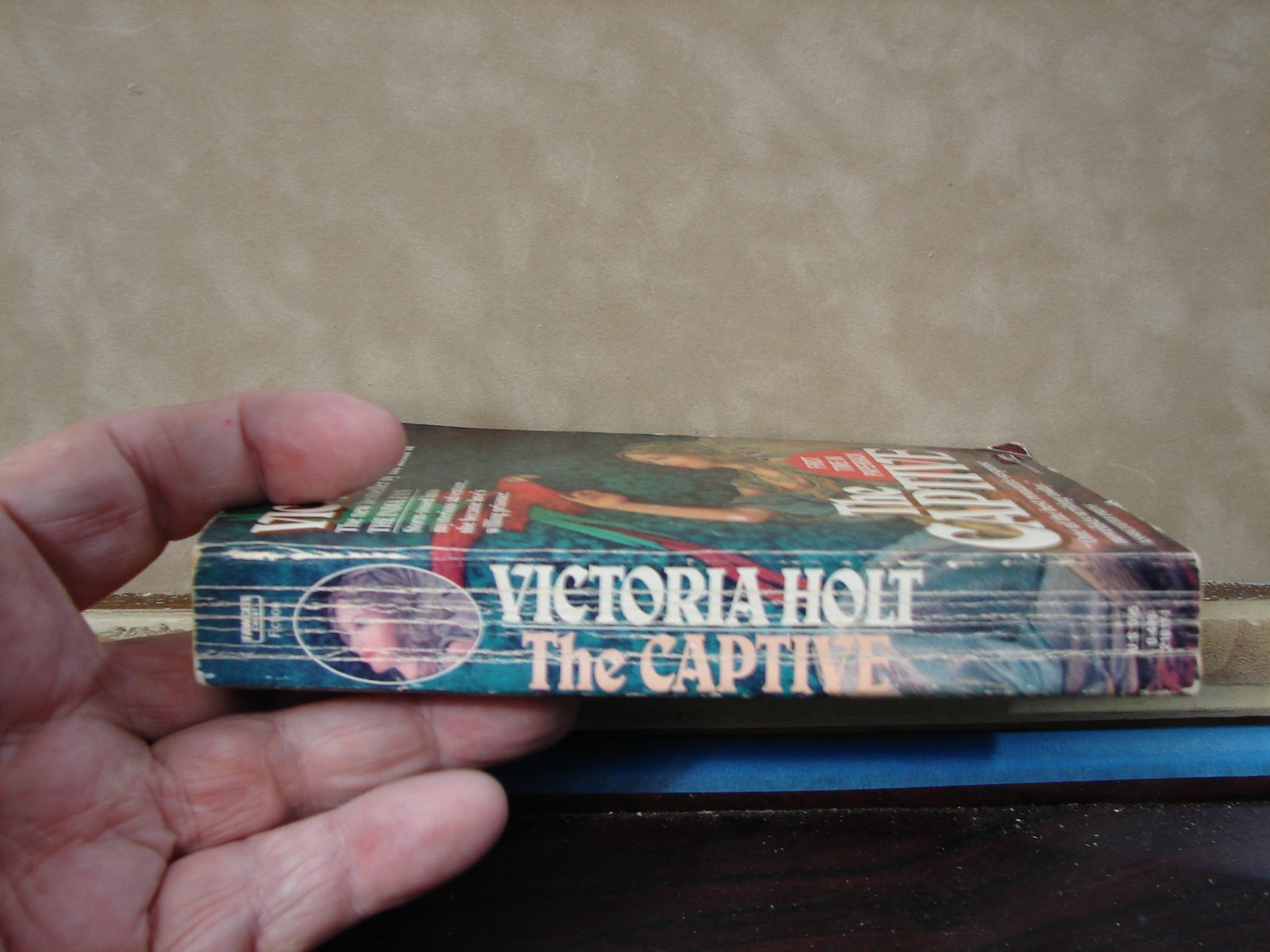 The Captive by Victoria Holt, 1990, Historical Romance, paperback, 7042