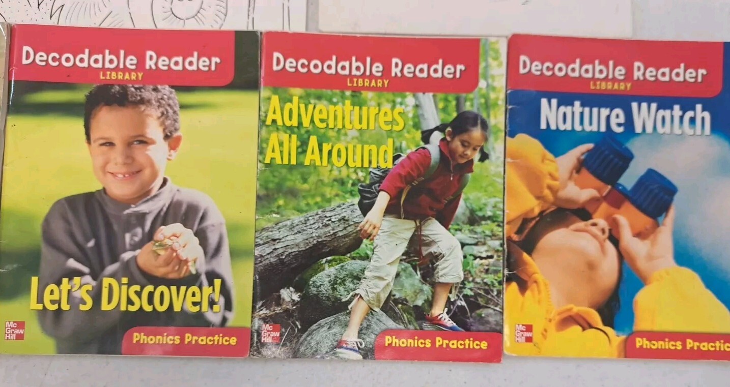 Lot Of 8 Booklets for Early Reading Decodable Readers / Phonics Bookshelf