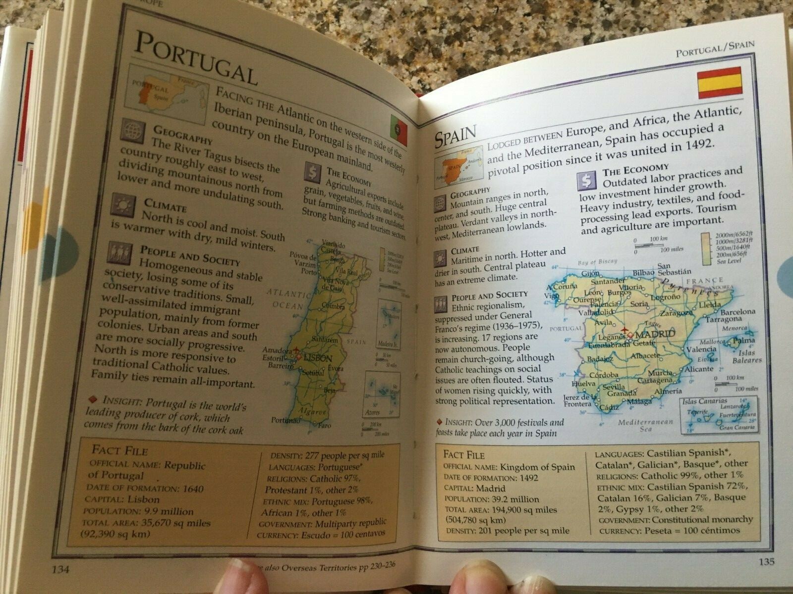 Ultimate Pocket World Fact File by Deni Bown and Dorling Kindersley Publishing S