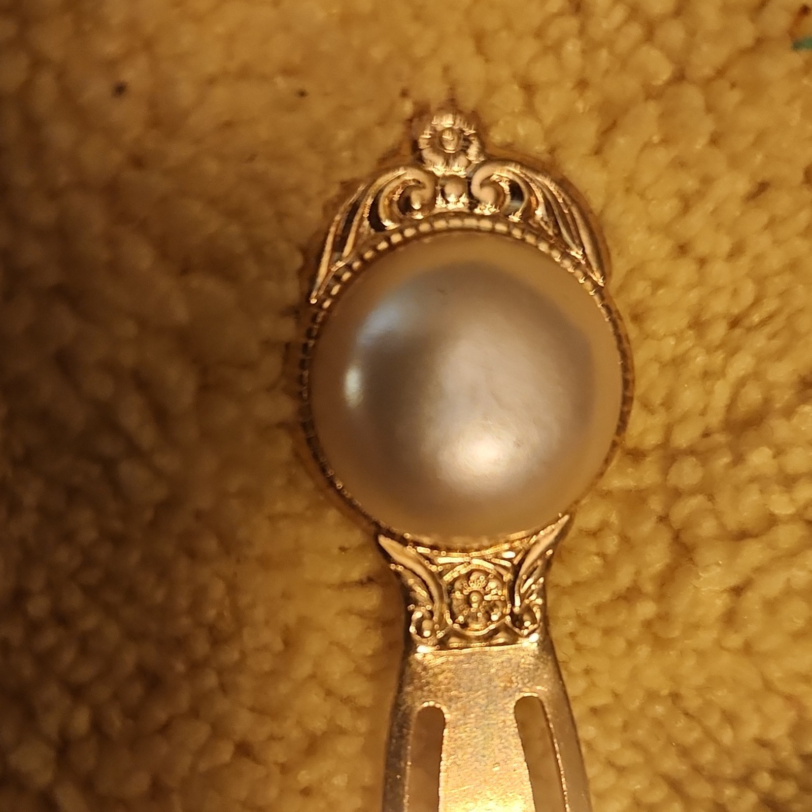 Gold Metal Oval Bookmark with Pearl Accent, Solid Pattern, 7cm x 2cm