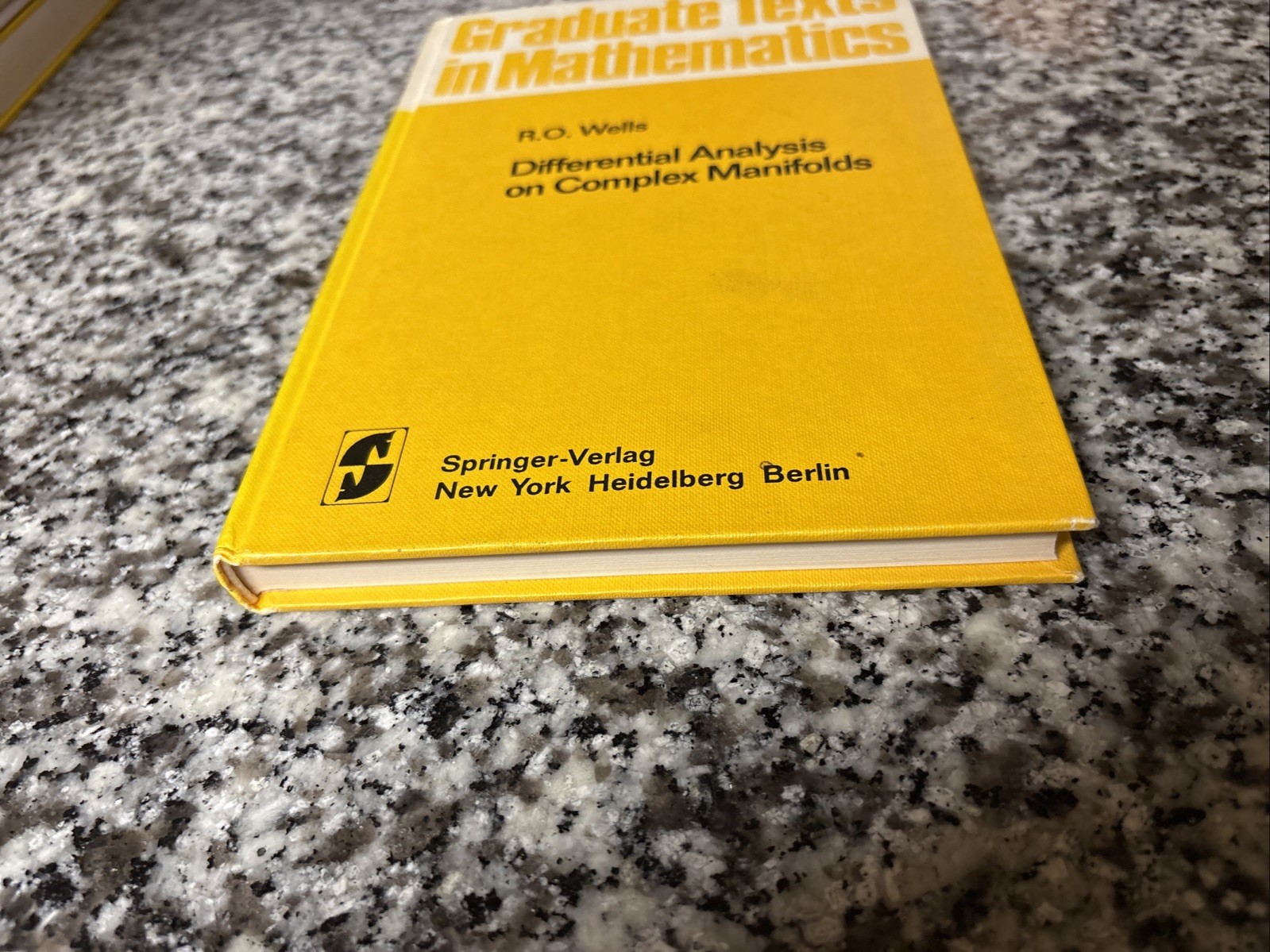 DIFFERENTIAL ANALYSIS ON COMPLEX MANIFOLDS First Edition HARDCOVER by R.O. Wells