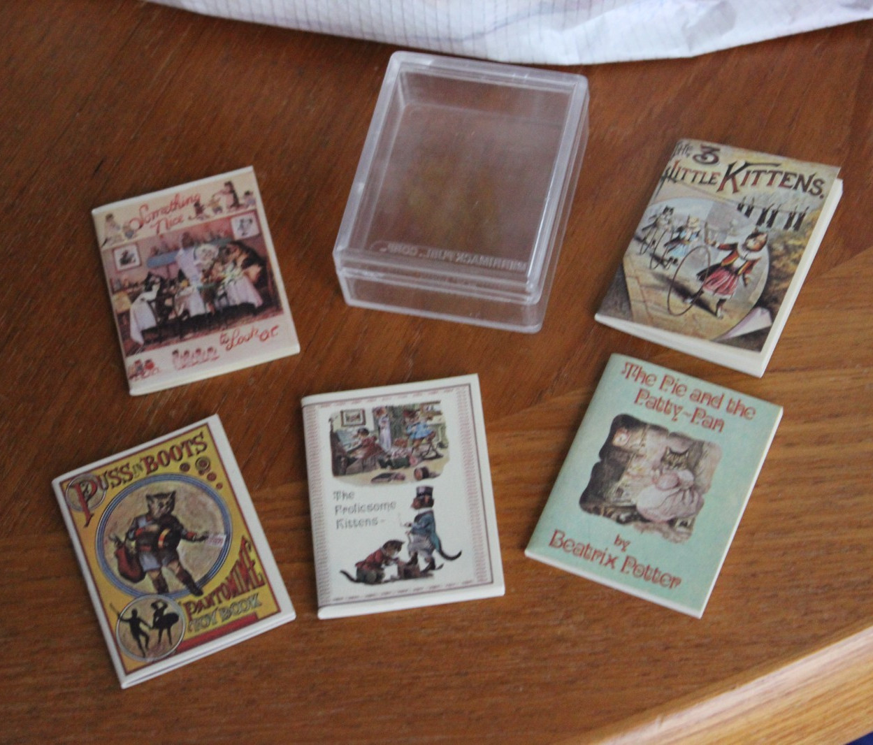 Merrimack Publishing Co. 1982 Set of 5 Mini Story Books w/Case, Hong Kong – NEW