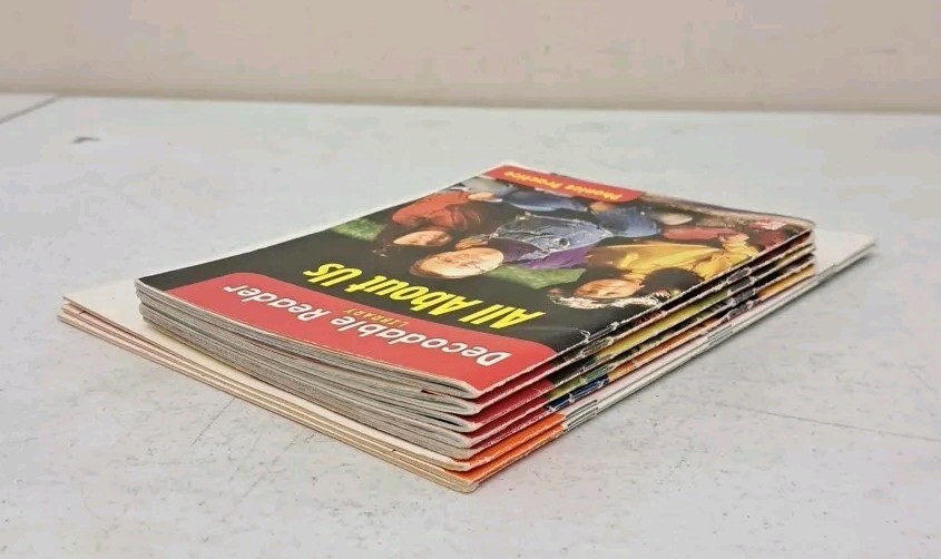 Lot Of 8 Booklets for Early Reading Decodable Readers / Phonics Bookshelf