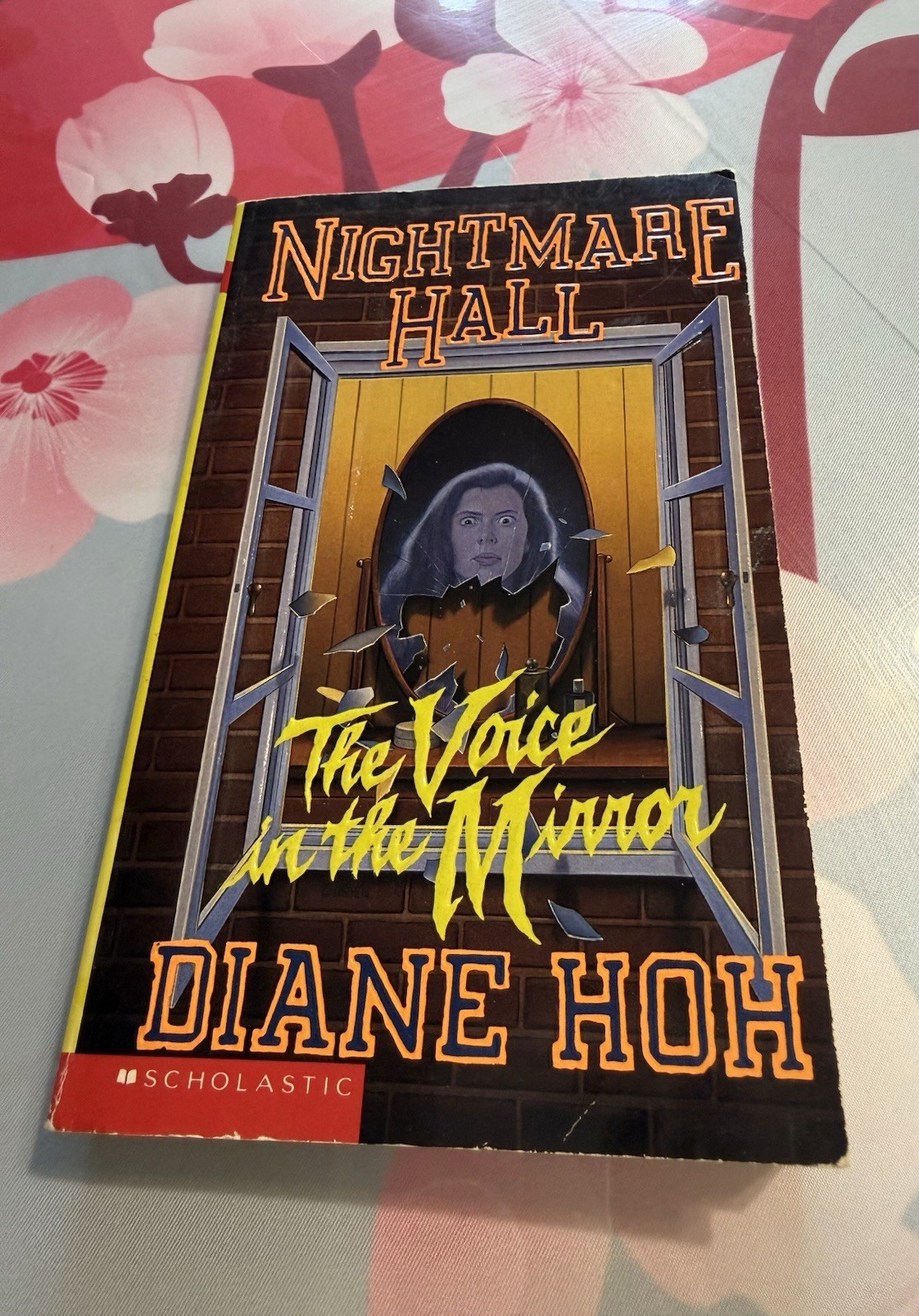 Voice in the Mirror by Diane Hoh (1995, Trade Paperback) 1st Printing.