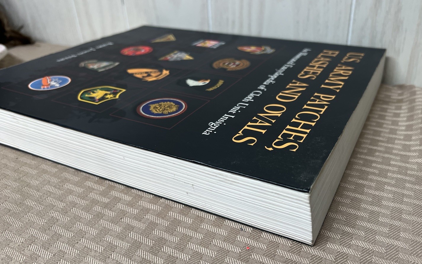US Army Patches Flashes Ovals Encyclopedia Cloth Unit Insignia Book