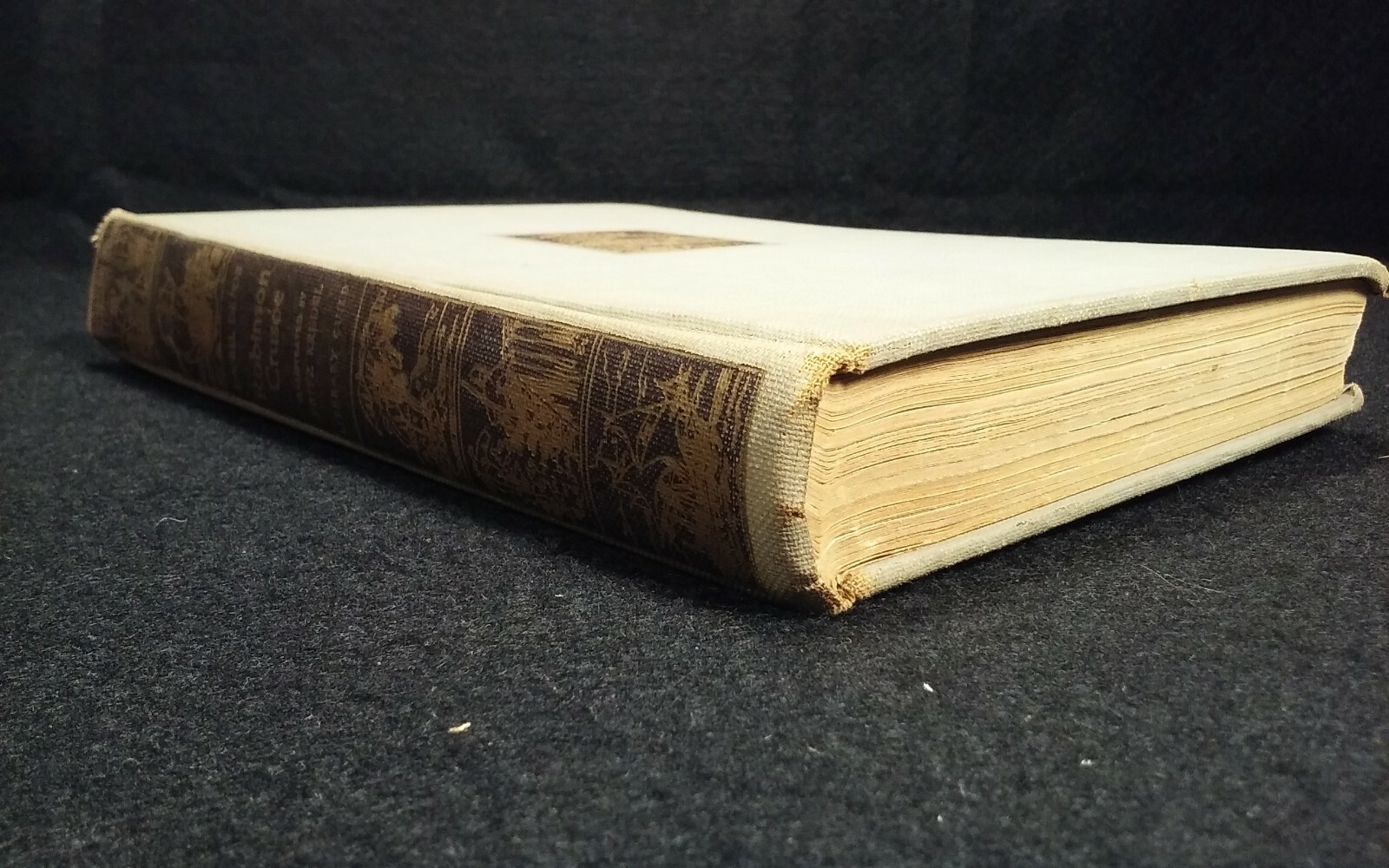 Daniel Defoe ROBINSON CRUSOE 1945 Hard Cover Book Doubleday 397 Pages