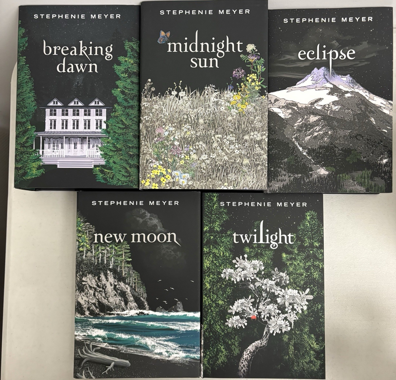 The Twilight Saga Deluxe Hardcover Collection Like New