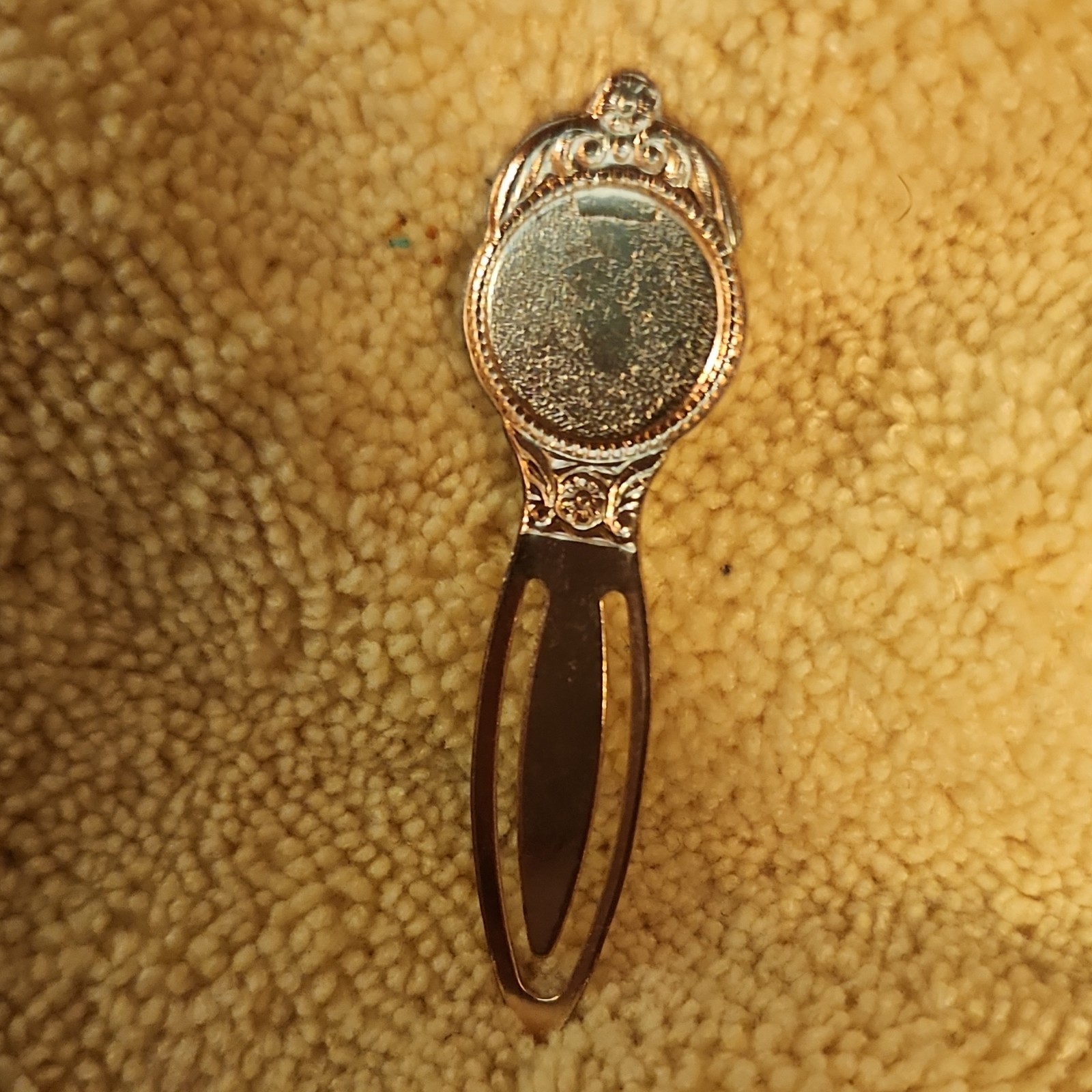 Gold Metal Oval Bookmark with Pearl Accent, Solid Pattern, 7cm x 2cm