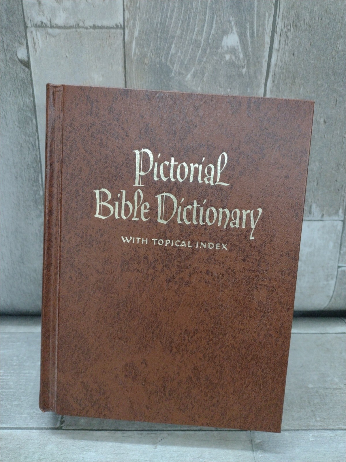 1973 book Pictorial BIBLE DICTIONARY 900+ pages w/ many b/w photos +color atlas