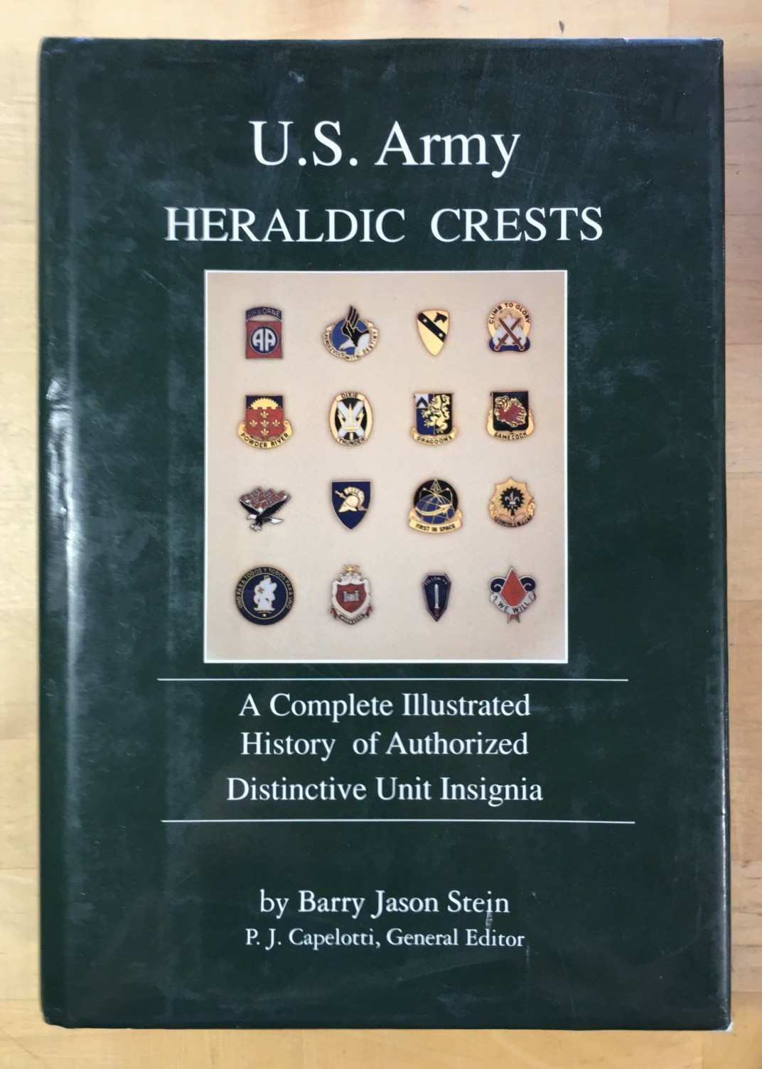 U.S. Army Heraldic Crests: A Complete Illustrated History of Authorized Dist….