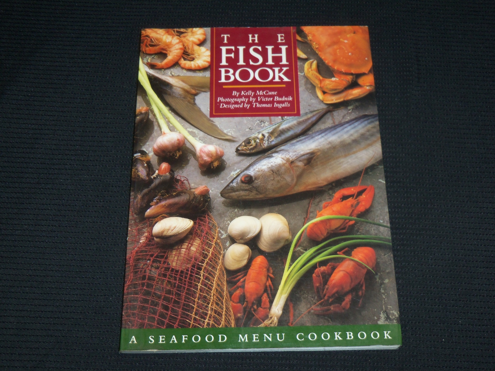 1985 THE FISH BOOK BY KELLY MCCINE – SOFTCOVER – NICE PHOTOS – R 719G