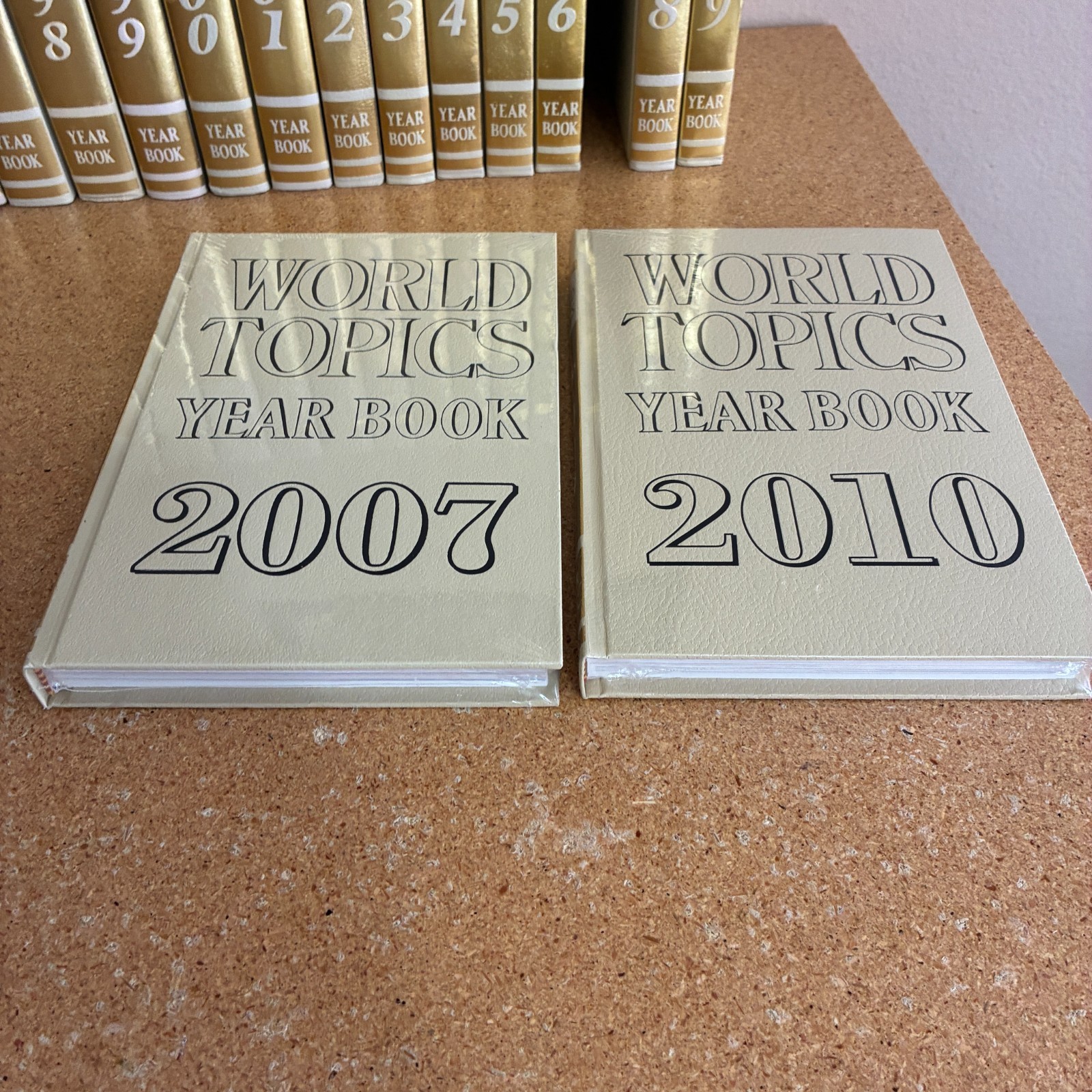 15 World Topics Year Book Yearbooks 1996-2010 Hardcover Books New, 2 Sealed